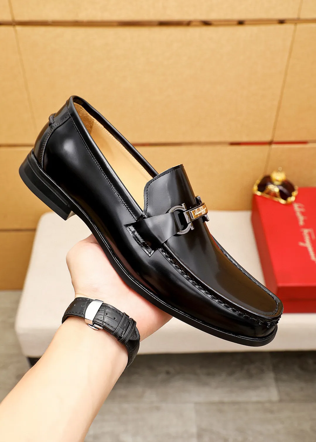 Men's shoes 💰460 💐 Product trademark: Ferragamo "Ferragamo" casual leather shoes Regular size: 38-44 (45.46🉑️customized) Product materials: Selected imported first-layer open-edge beaded cowhide leather upper + luxury hardware buckle, imported water-dyed cowhide leather lining. Strong three-dimensional visual effect, original rubber outsole Color: 1⃣️color optional
